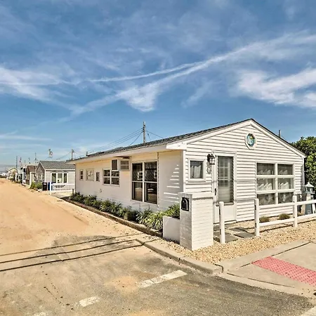 Beachy Lavallette Cottage With Outdoor Shower, Patio